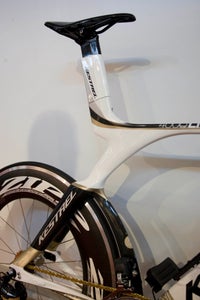 The seat "mast" on the 4000 is actually a three-piece system, allowing the bike to travel in bike boxes well.