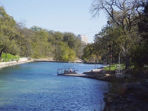 800px-BartonSpringsPool_FallDay_TowardDowntown Photo: Wikipedia