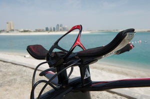 Macca rides with a water bottle holder in-between his aerobars. Photo: Aaron Hersh