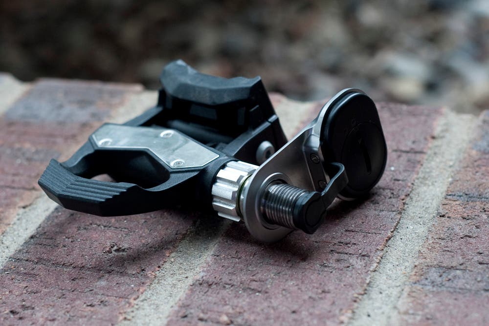 The pod, which houses the battery and radio, sits in between the pedal and the crank arm. A plug wraps around the arm and attaches to the back end of the spindle. Photo: Caley Fretz | VeloNews.com