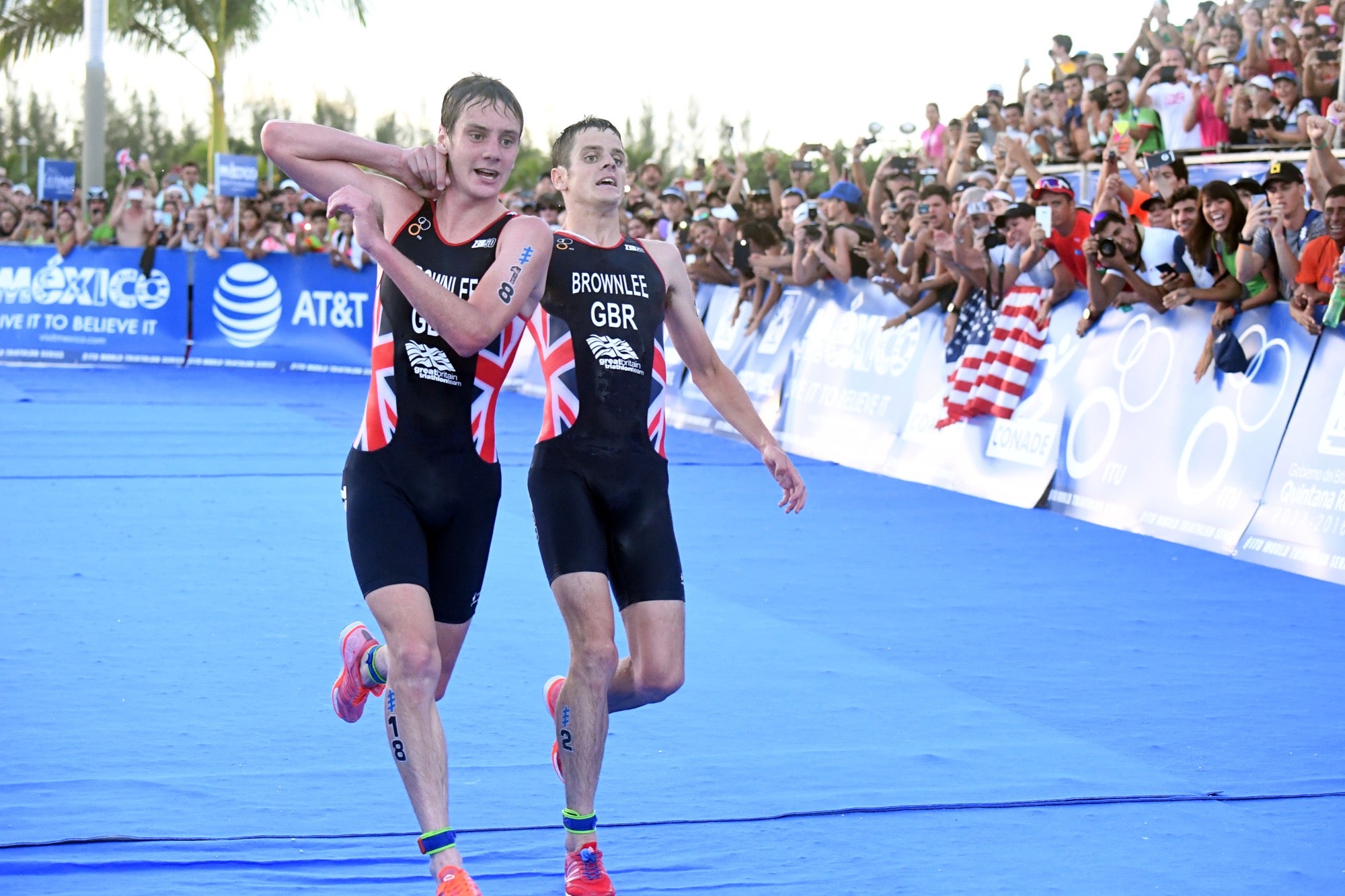 Alistair helps brother Jonathan across the finish line. Photo: Delly Carr/Triathlon.org