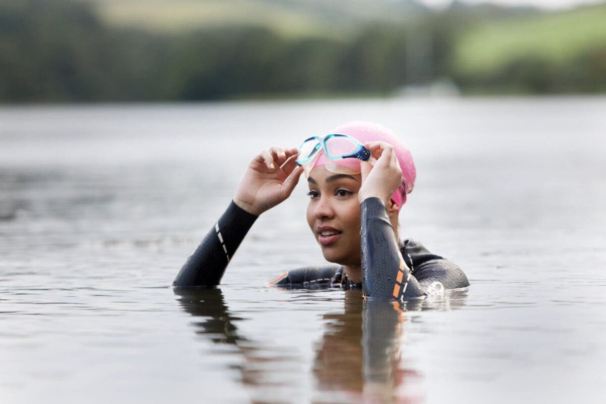 A woman triathlete experiences headaches from swimming goggles