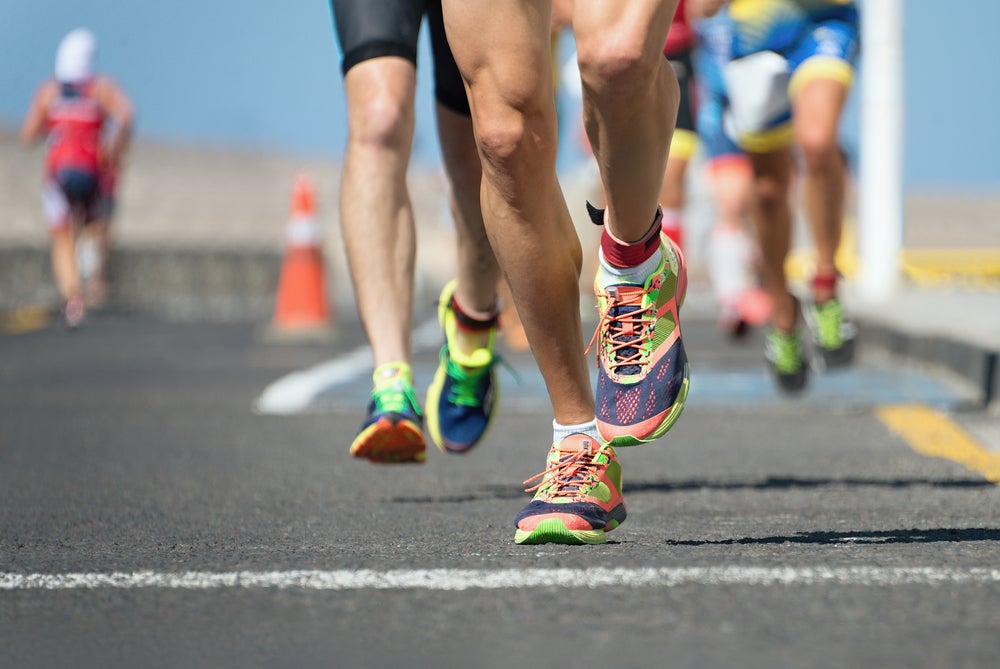 Race is run. Ноги марафонцев и спринтеров. Бег забег побег разбег. Марафонский бег распрямление толчковой ноги. Ноги бегунов после марафона.