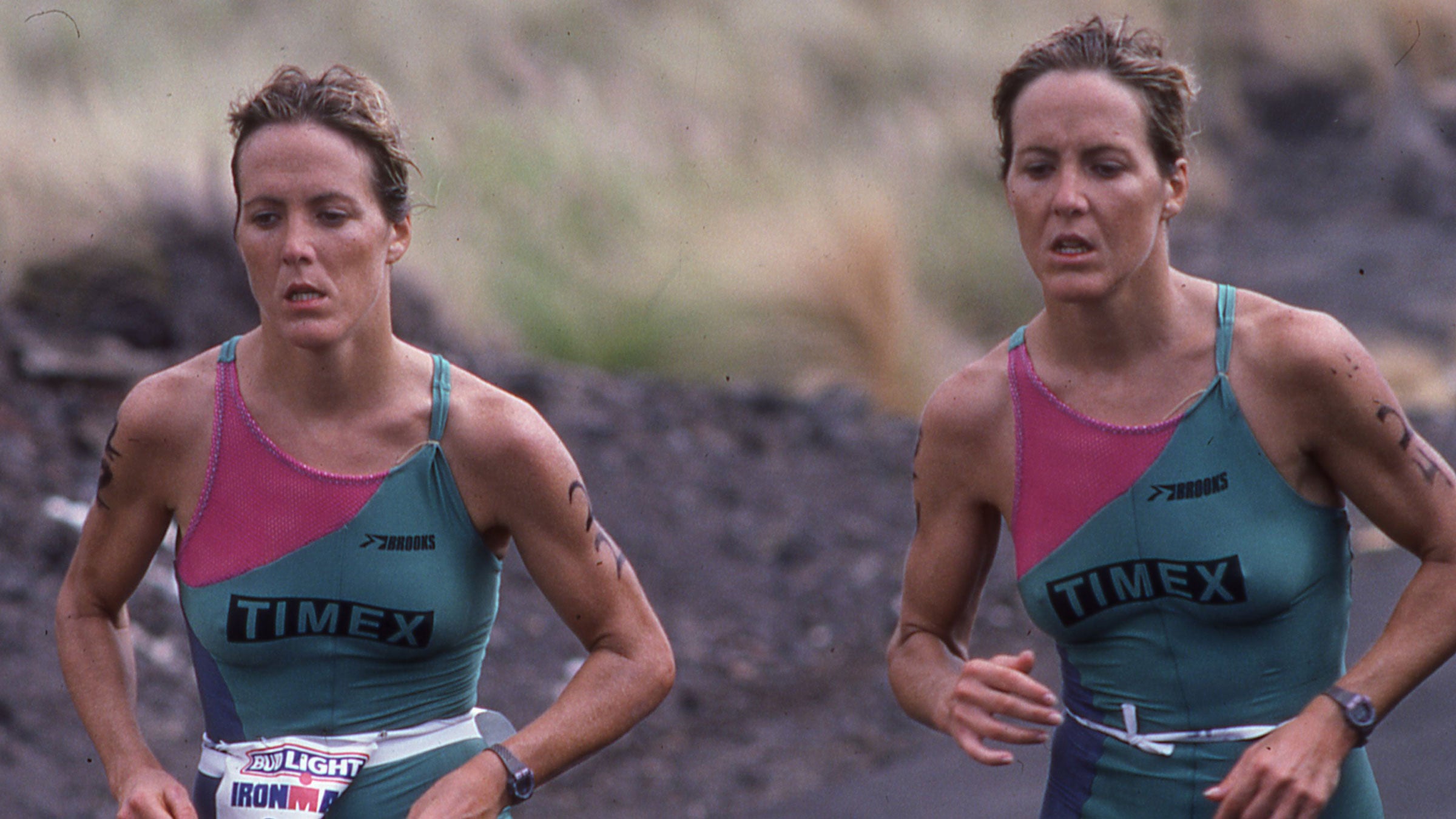 The Puntous twins run side by side at the 1986 Ironman World Championship.