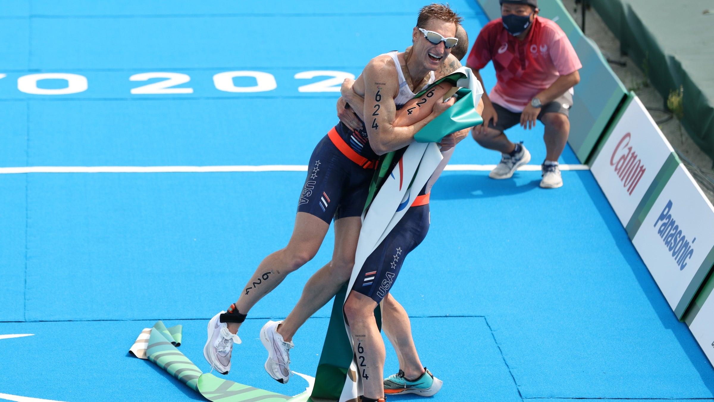 Brad Snyder and his guide, Greg Billington, celebrate.