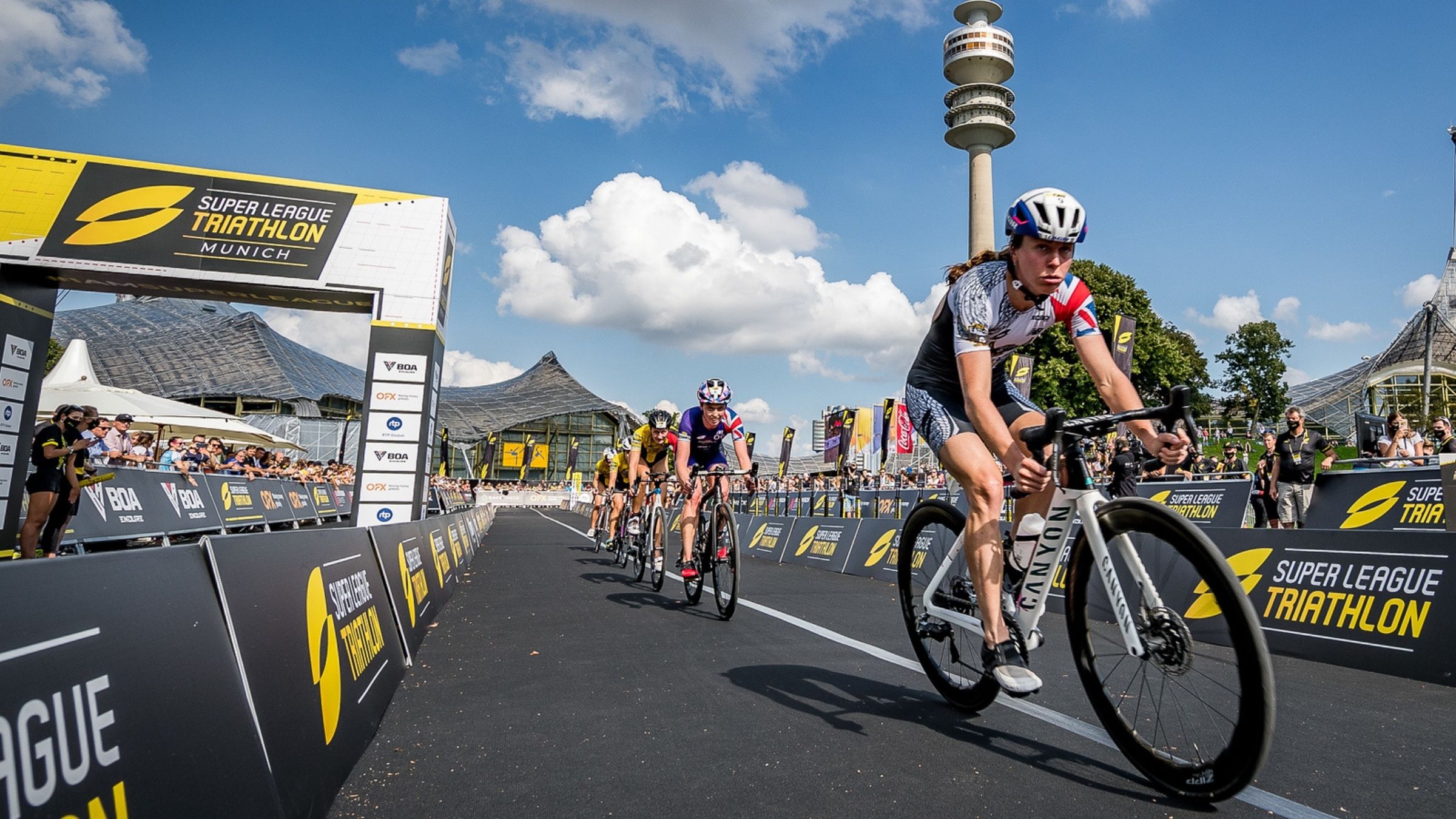 A line of women racing at Super League Munich.