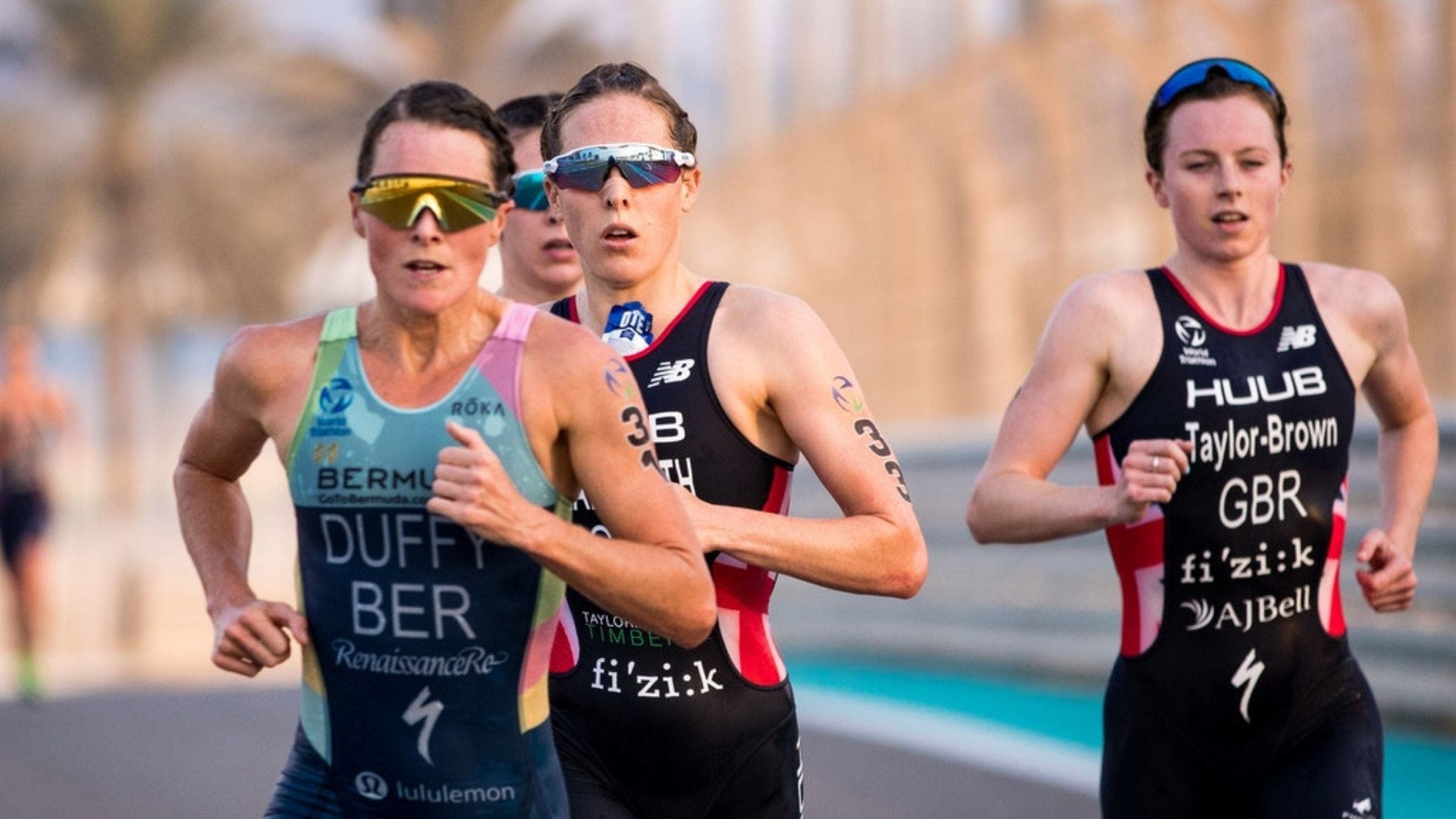 Flora Duffy leads the race at WTS Abu Dhabi 2021.