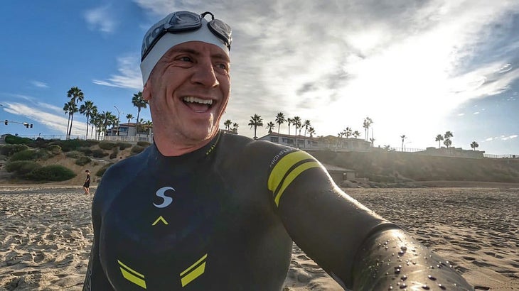 A man wears the Synergy Endorphin Thermal Wetsuit for a review.
