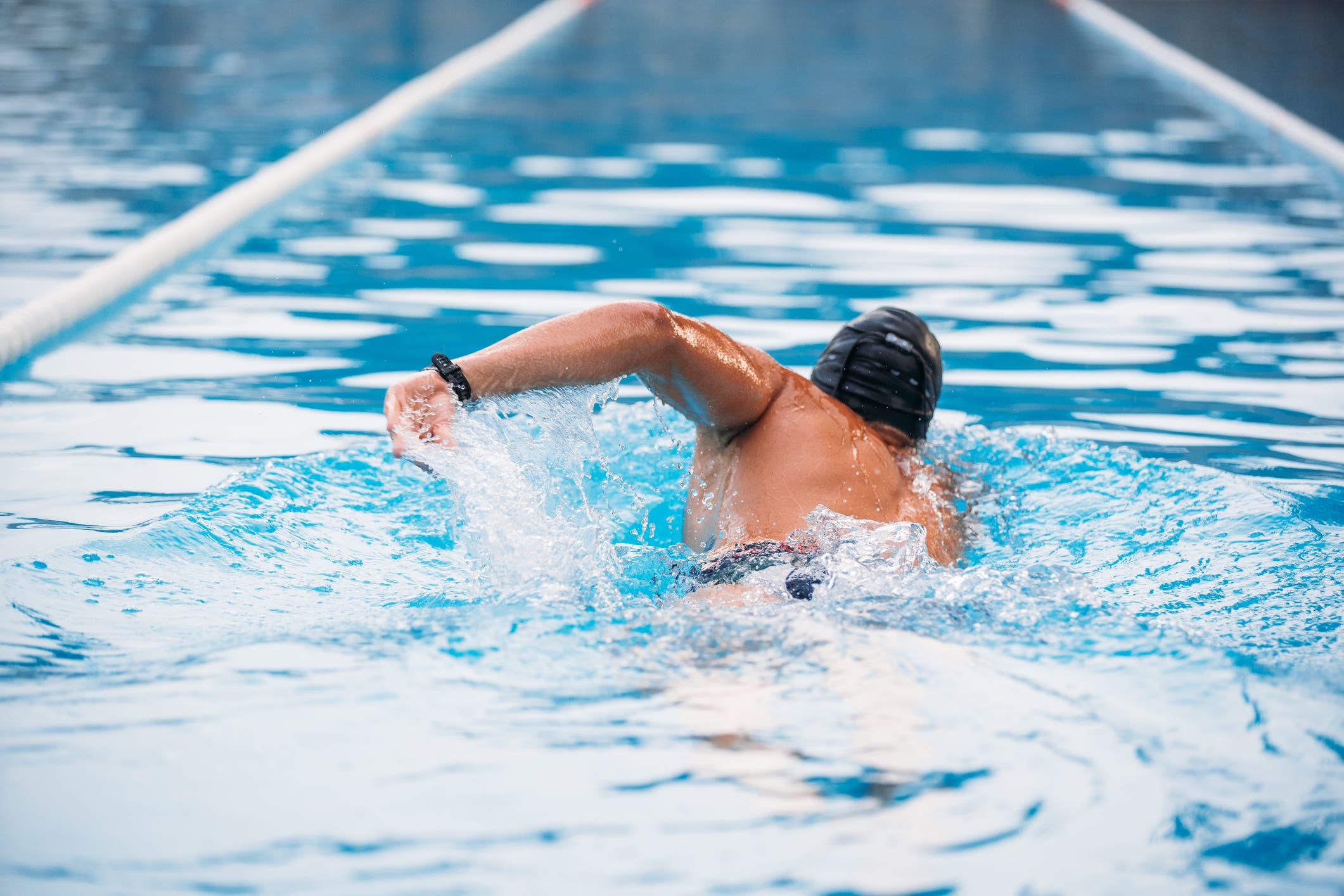 A man does a swim workout for beginner triathletes