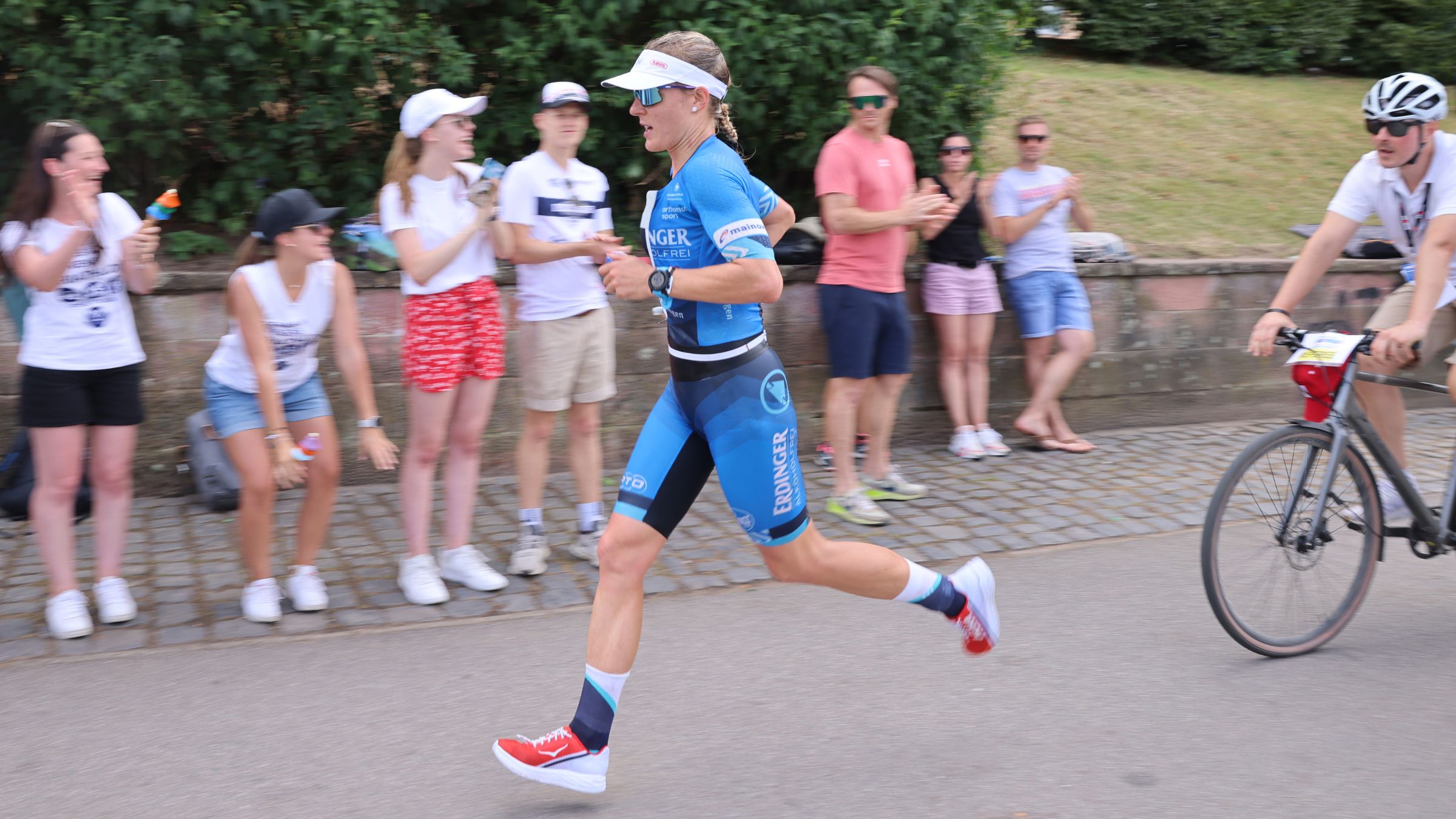 Daniela Bleymehl runs in a triathlon race