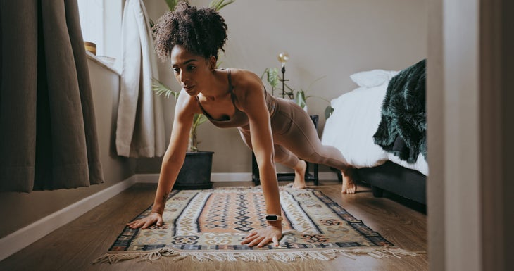 A woman triathlete does a strength test to determine her gym age for strength training.