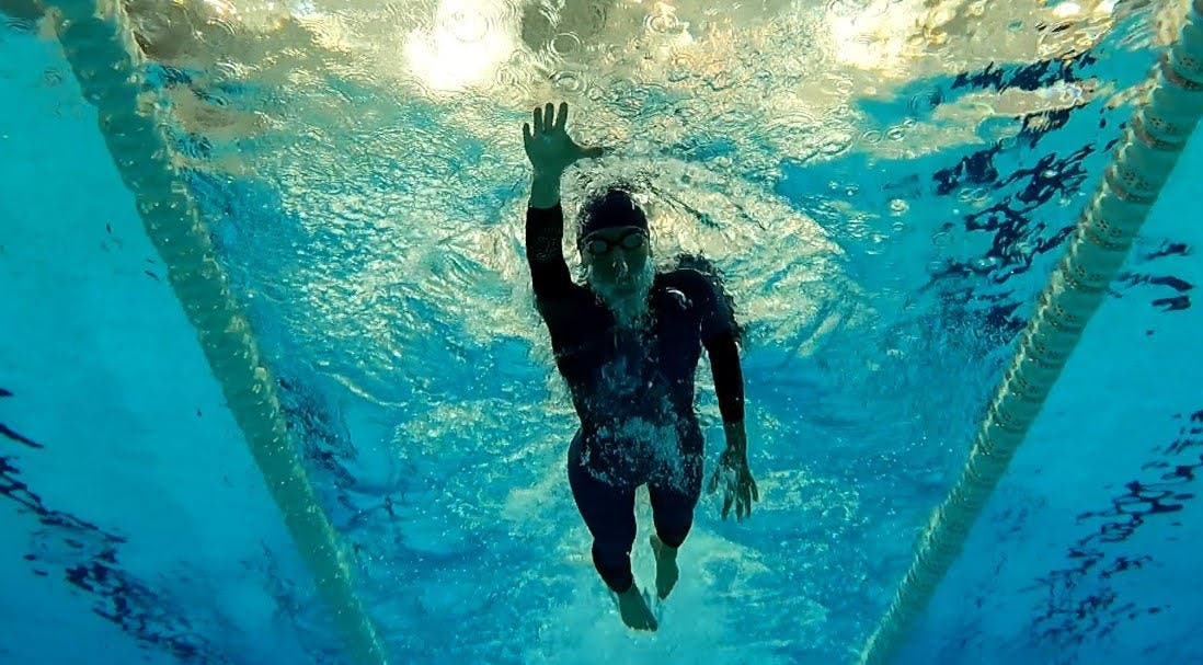 Ana Gay Párraga swims as she tests wetsuits to determine how much faster does a wetsuit make you