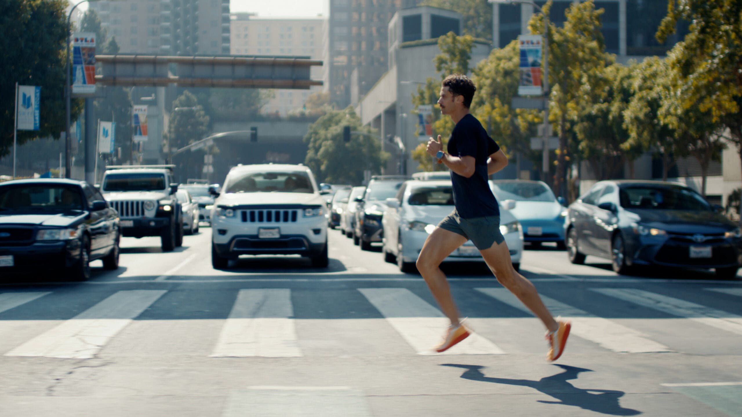 A runner does a workout with a running power meter.