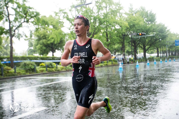 Sophie Coldwell runs in the rain at World Triathlon Yokohama.