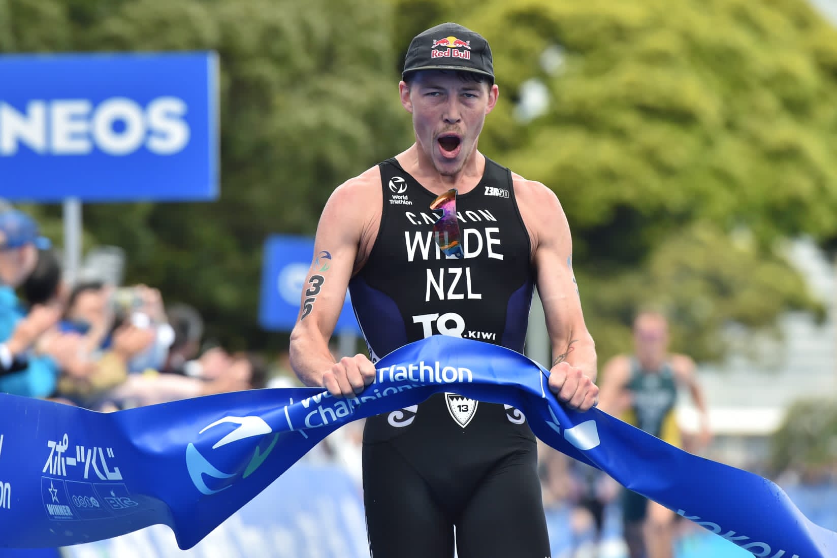 Hayden Wilde crosses the finish line of World Triathlon Yokohama