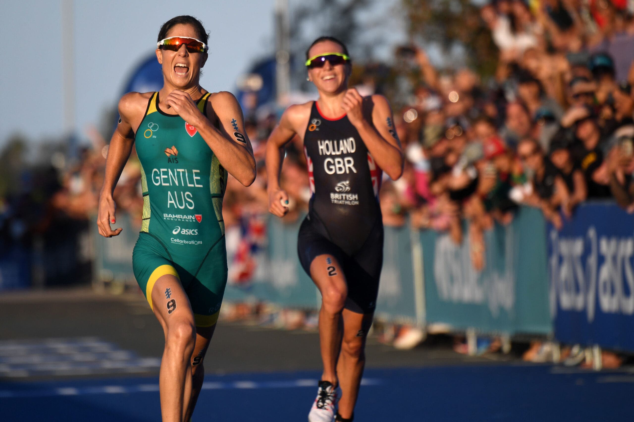 Ashleigh Gentle beats Vicky Holland in a sprint finish during the ITU World Triathlon Grand Final on September 15, 2018 in Gold Coast, Australia.