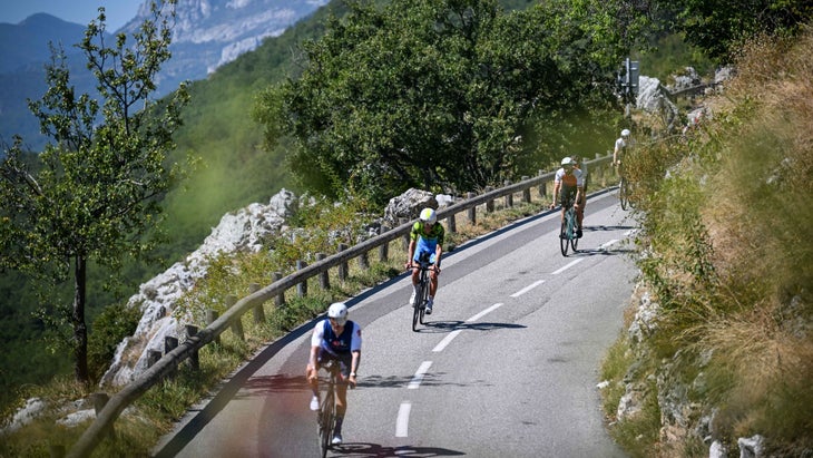 Alguns triatletas andam de bicicleta alugada no Campeonato Mundial de Ironman em Nice, França.