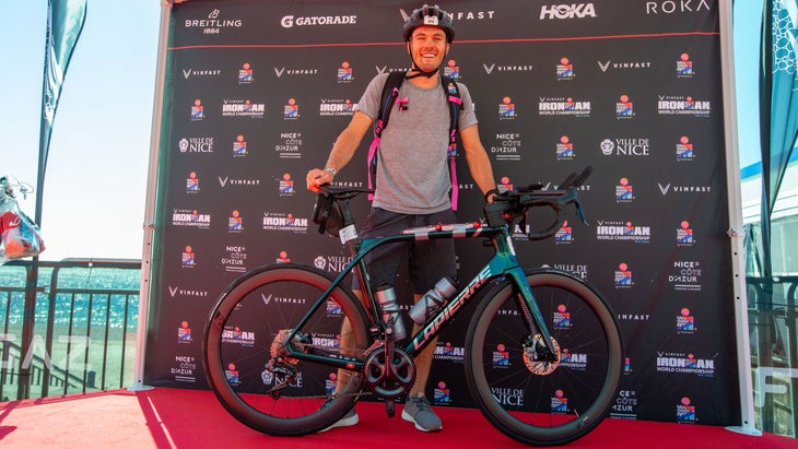 Austin Chirico (EUA) posa com uma bicicleta de estrada LaPierre alugada durante o check-in da bicicleta no Campeonato Mundial Ironman de 2023 em Nice, França.