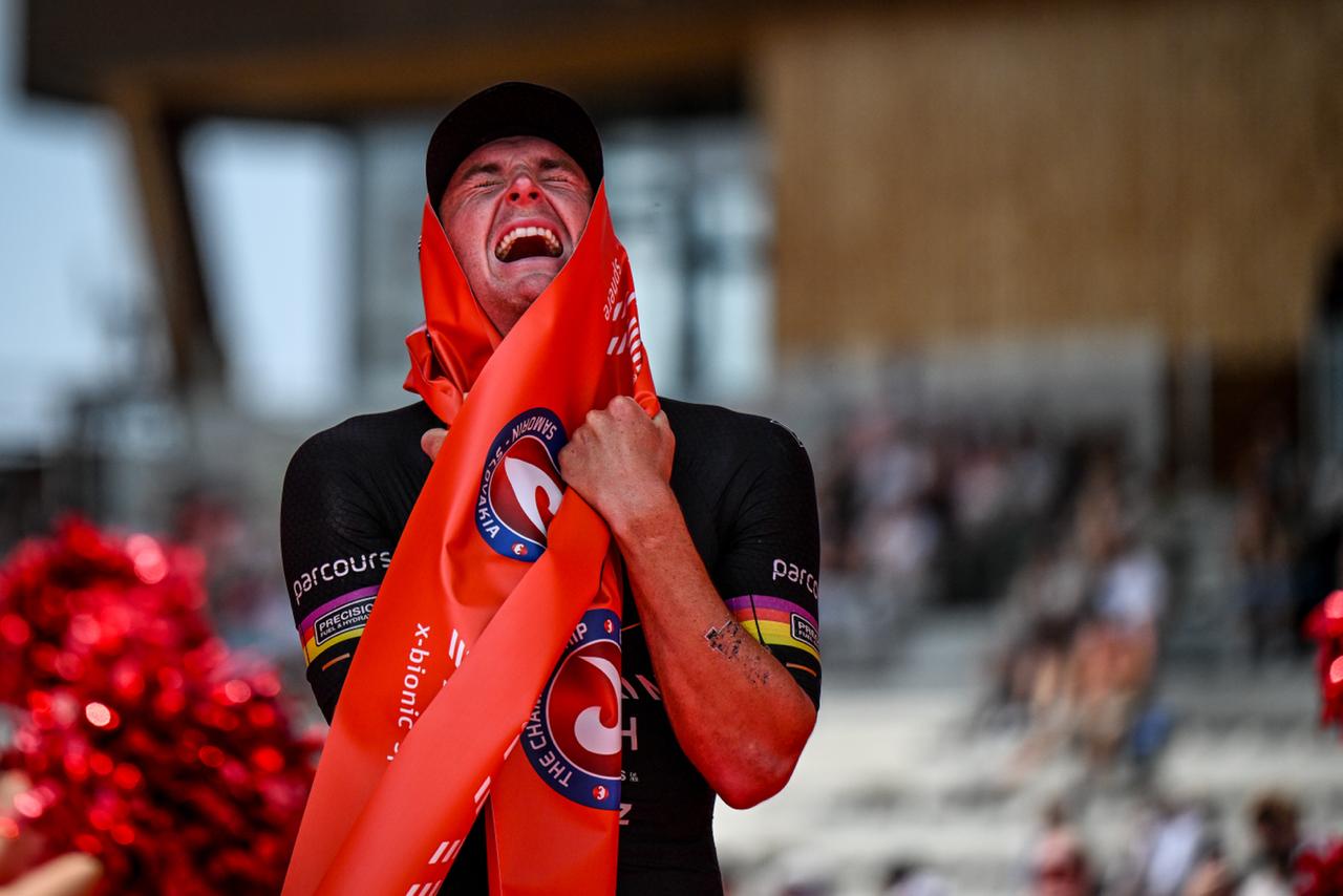 Kyle Smith rejoices after winning Challenge Family's "The Championship" and setting a new course record.