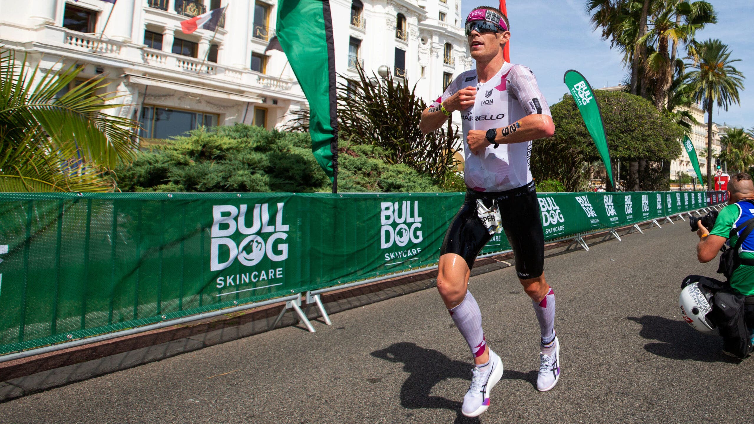 Casper Stornes đã mang giày chạy bộ Asics Metaspeed Ray trên con đường giành chức vô địch Giải vô địch thế giới Ironman 2025.