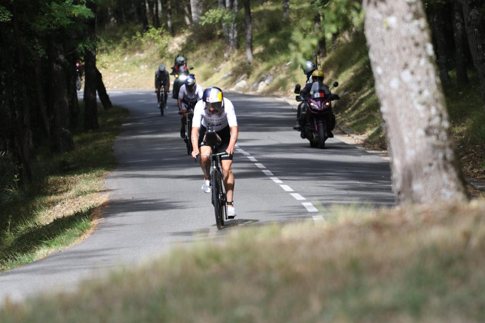 Frenchman Sam Laidlow (center) and Kristian Blummenfelt of Norway make big moves to the front of the men's 2025 Ironman world championship.