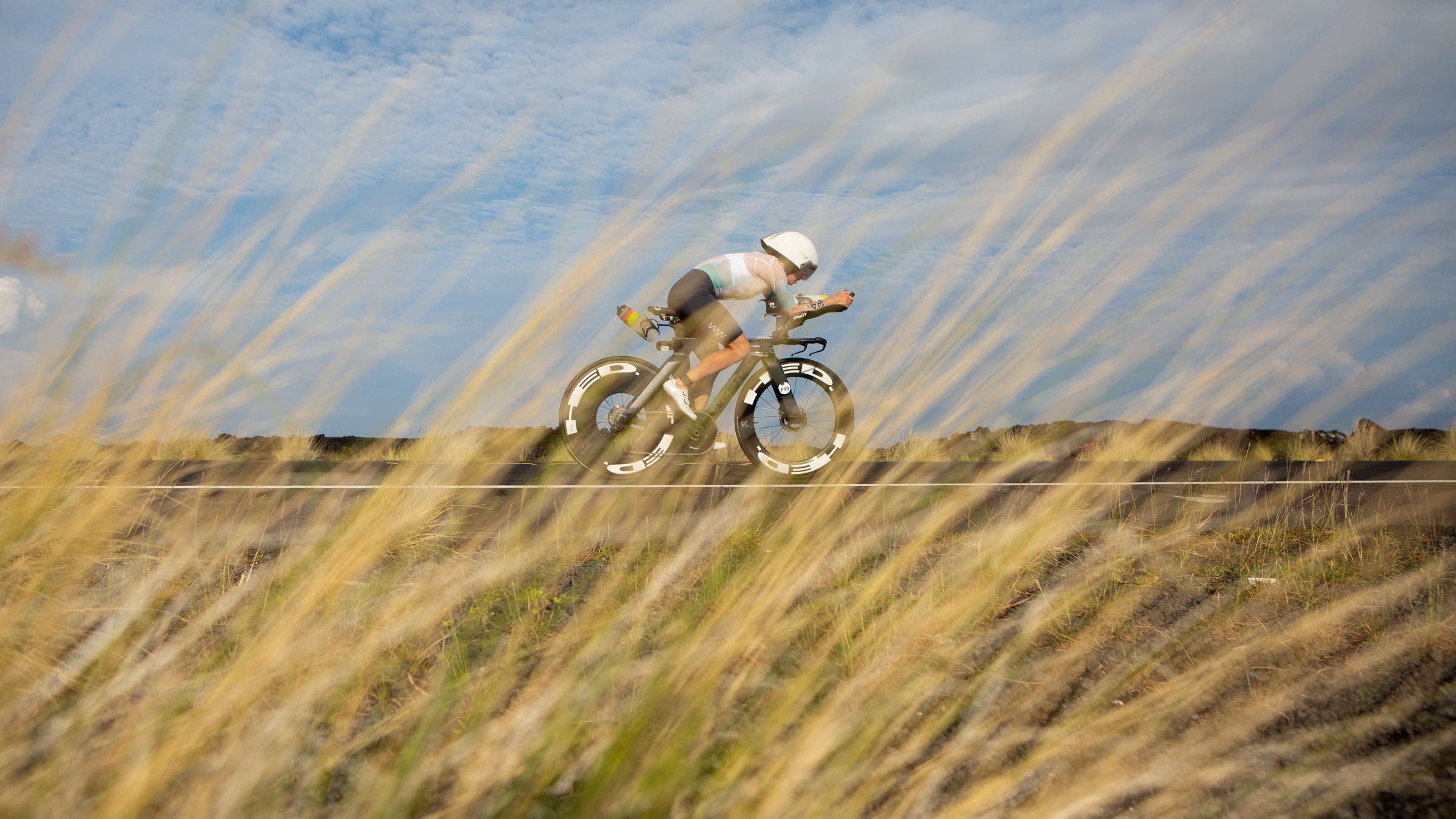 Nữ vận động viên ba môn phối hợp chuyên nghiệp Jocelyn McCauley chạy ở tư thế khí động học tại Kona bằng cách sử dụng chế độ ăn nhiều carbohydrate