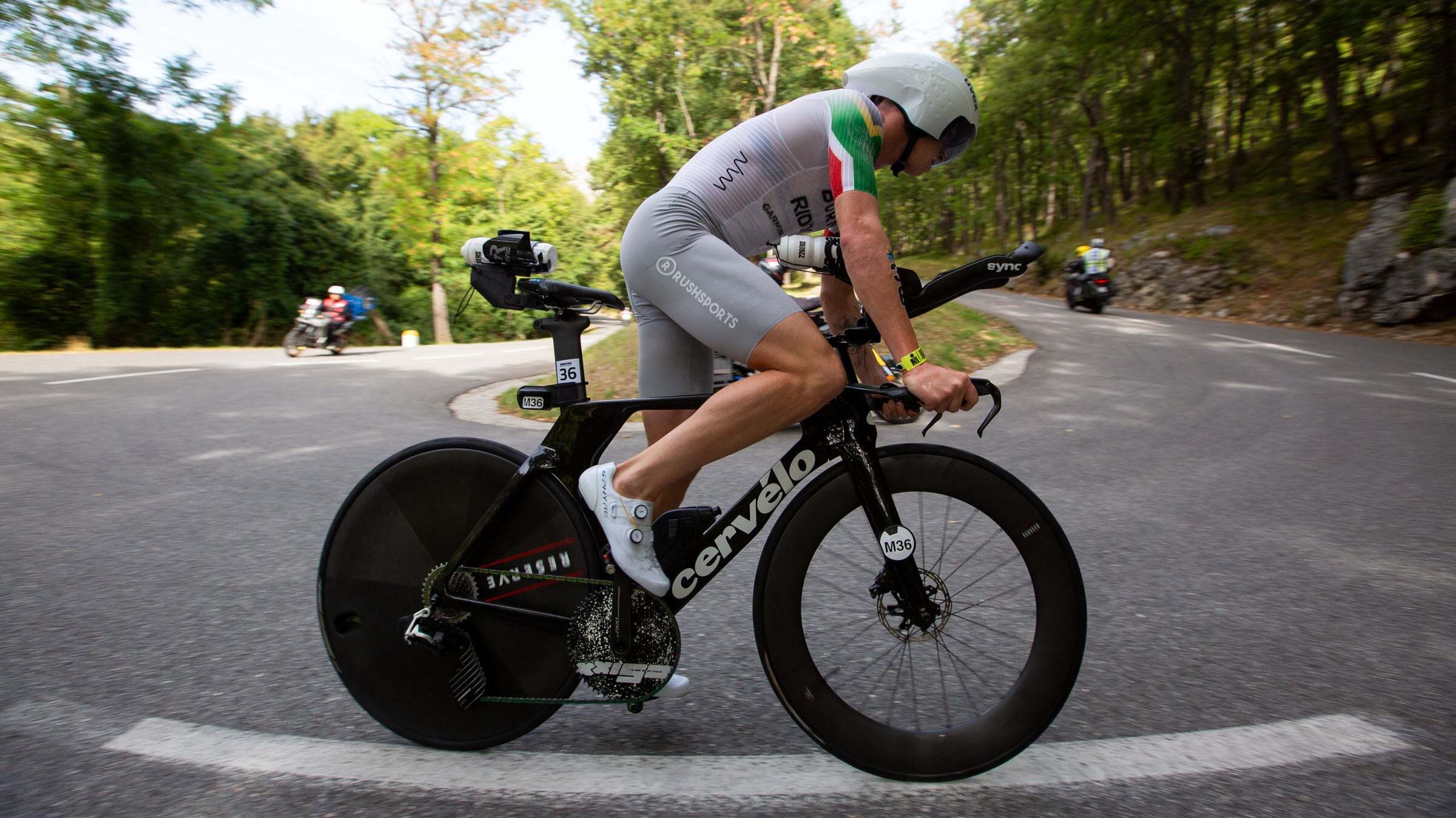 Vận động viên chuyên nghiệp người Nam Phi Jamie Riddle đạp xe quanh khúc cua ở Nice bằng chế độ ăn nhiều carbohydrate