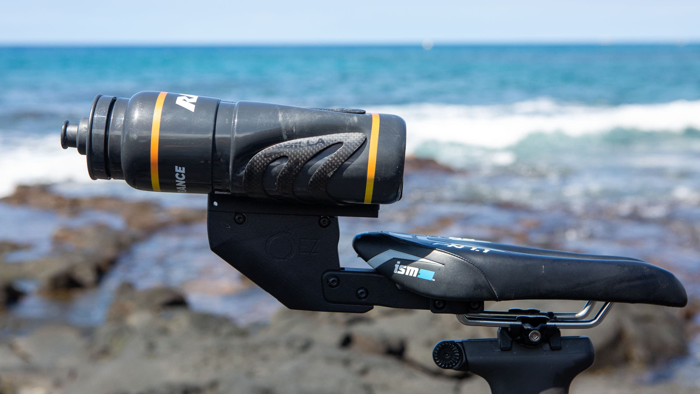 Here we get a closer look at Hering’s BTS hydration system – the incredibly popular EZ Gains attachment with an XLab Gorilla Grip bottle cage.