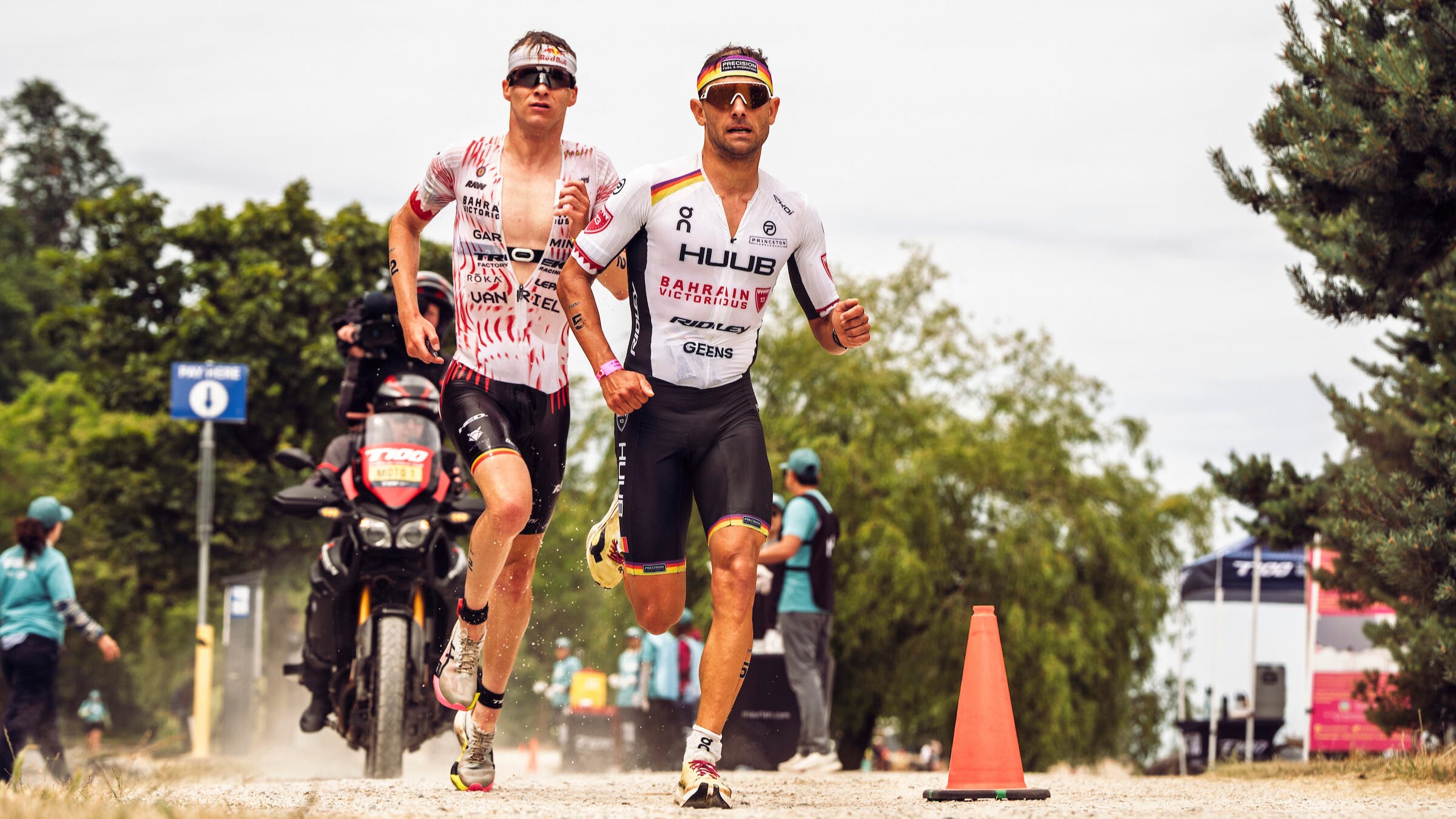 Marten Van Riel (left) is the reigning 2024 T100 Tour champion. But he started racing the full distance in 2025, which seems to have impacted his middle-distance run speed.