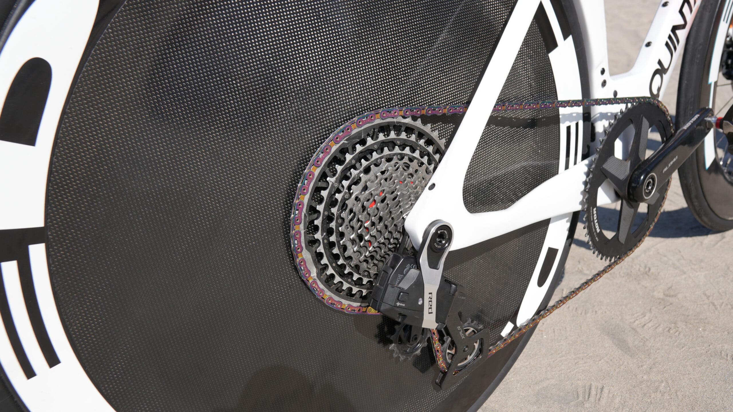 On race day, Sanchez will ride a 13-speed XPLR cassette with a very wide range of 11-46t, although she says the first seven gears have the same ratio as a standard 11-33t cassette. Sanchez will also use a Hed Vanquish disc with 28mm Continental GP 5000 TT TR tires.