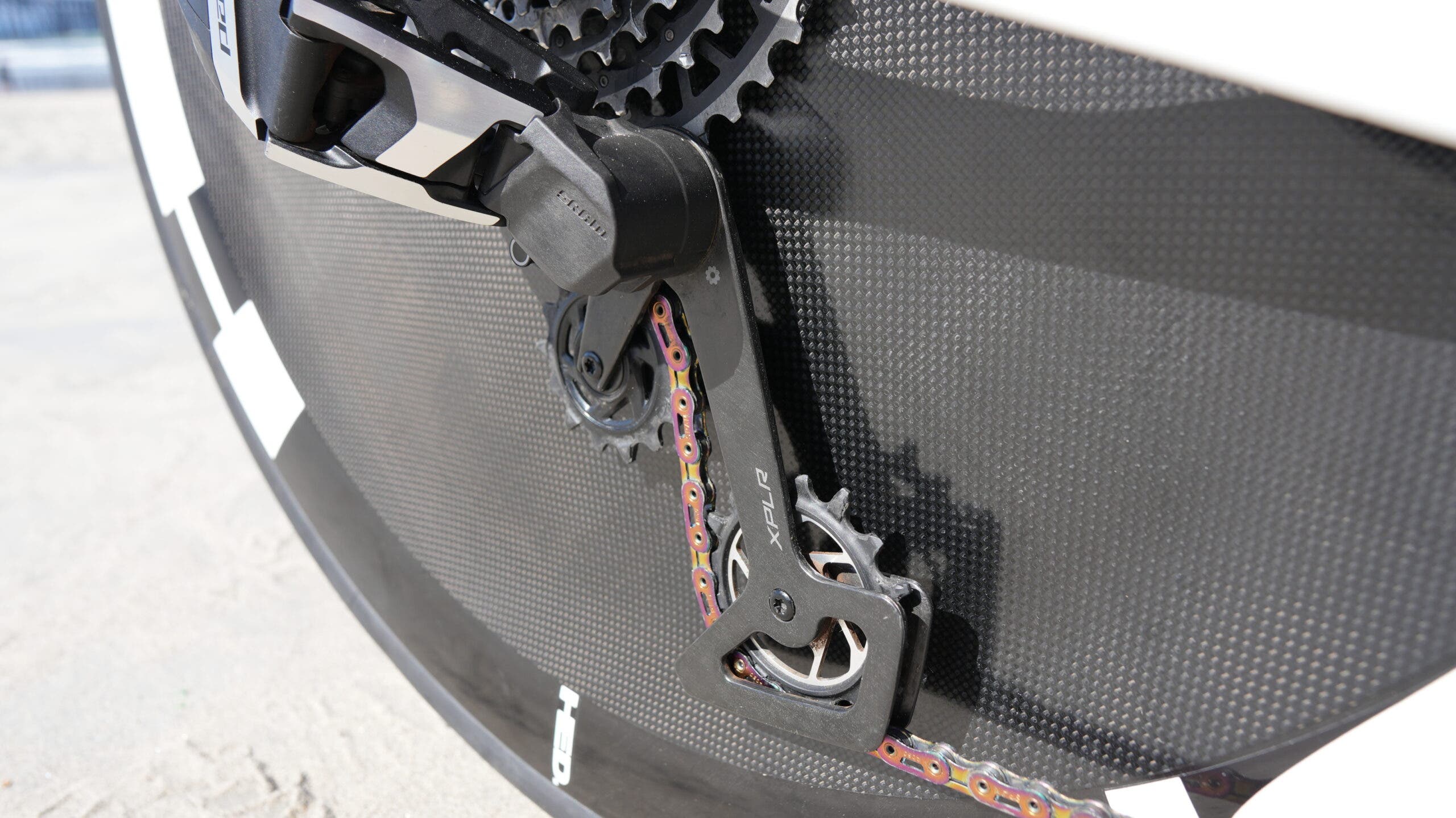 Here we take a closer look at Sánchez's mountain/gravel bike XPLR cage plate mounted to a SRAM Red rear derailleur. Although this is a rare find in the transition zone for triathlon pros, we'll likely see more of it as pros adopt 1x settings on courses with shorter hill features.