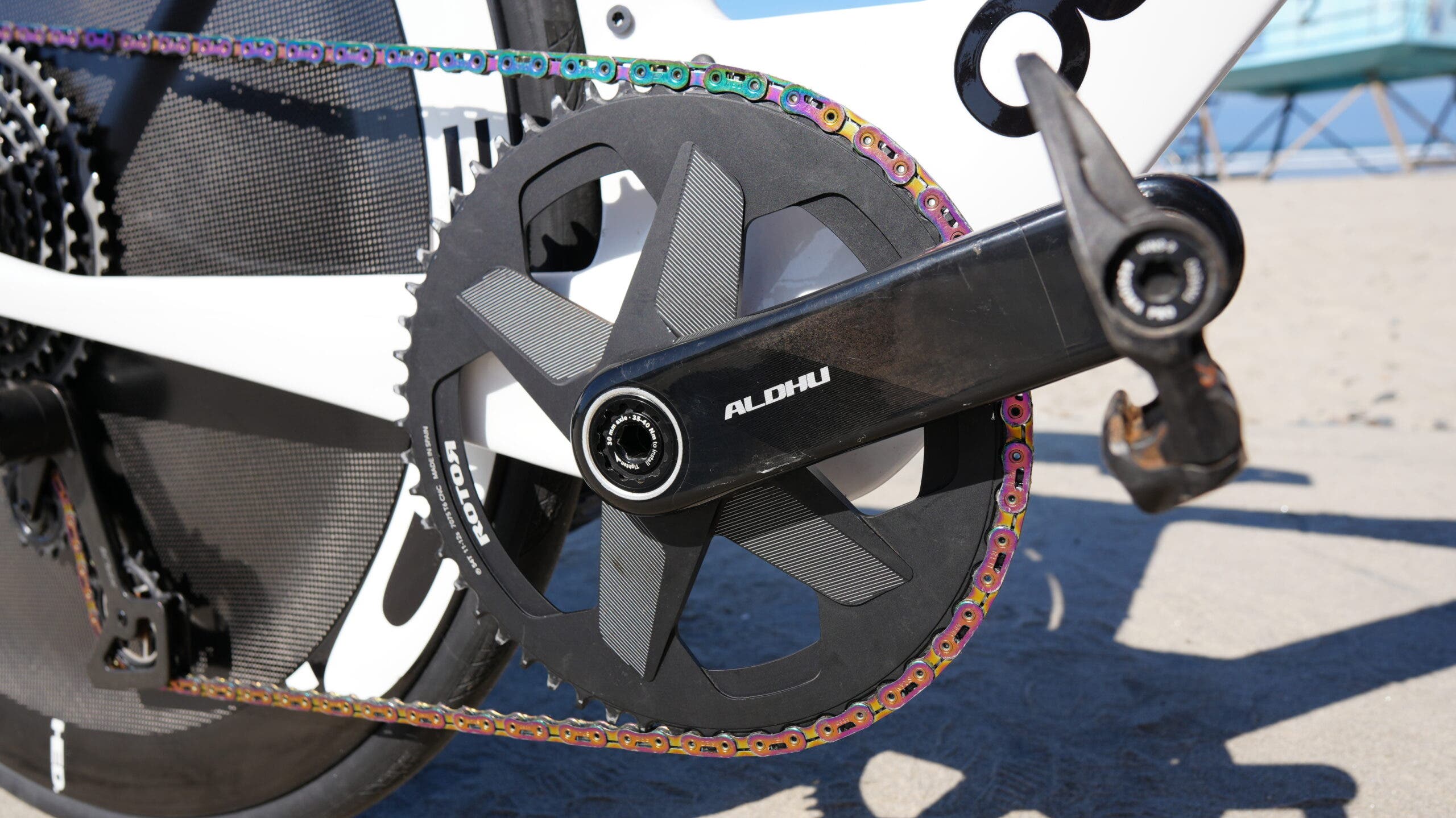 The eye doesn't have to wander far to see the first eye-catching bit on Sánchez's QR: a TKchain chain wrapped around a 1x Rotor Alohu crankset with a 54T chainring and very small 155mm crank arms.