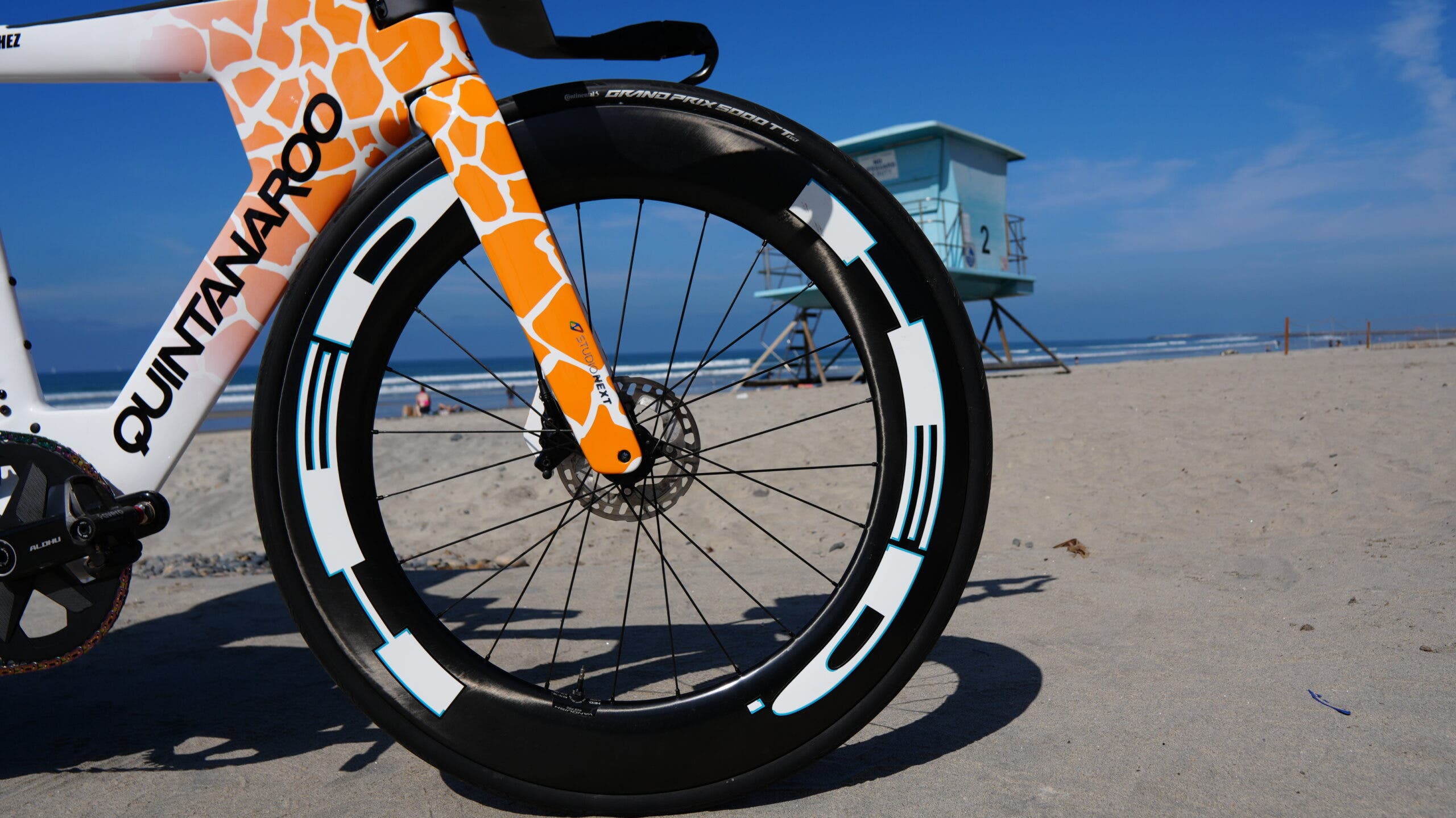 Sánchez chose a Hed Vanquish v84 front wheel with 28mm Continental GP 5000 TT TR tires.