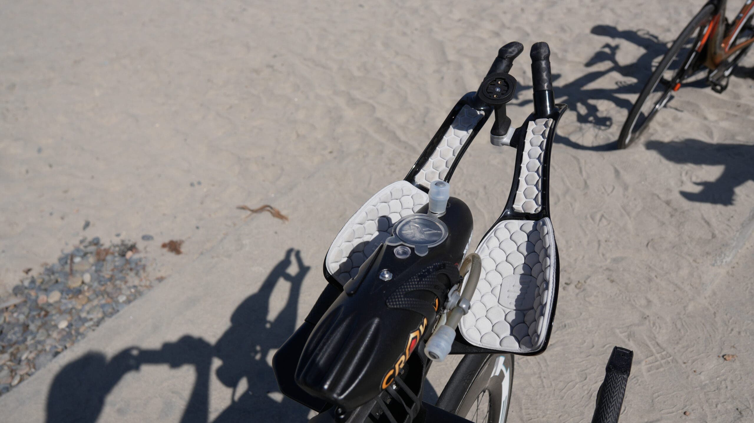 Here we get a top-to-bottom view of Sánchez's unique cockpit that includes Fast TT bars, custom titanium extensions from Prinforwatts with a custom aerobar extension, and basic bar handles from Leap.