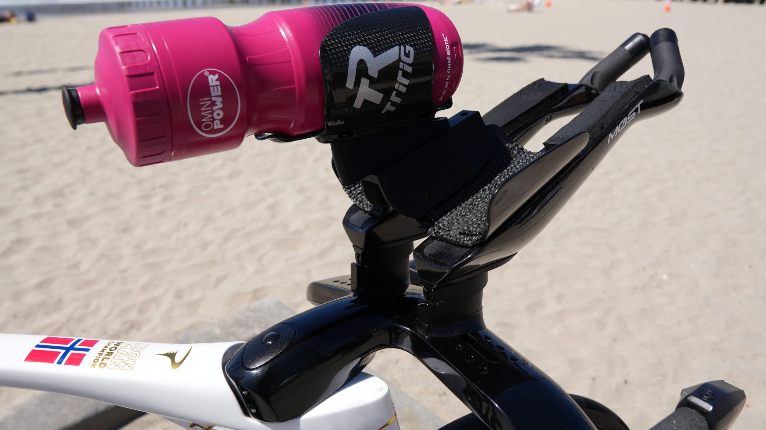 In keeping with the fairly stock setup, Stornes uses most basic bars and aero extensions (mostly a Pinarello house trademark) with a Drag2Zero between the cranks and a TriRig bottle holder.