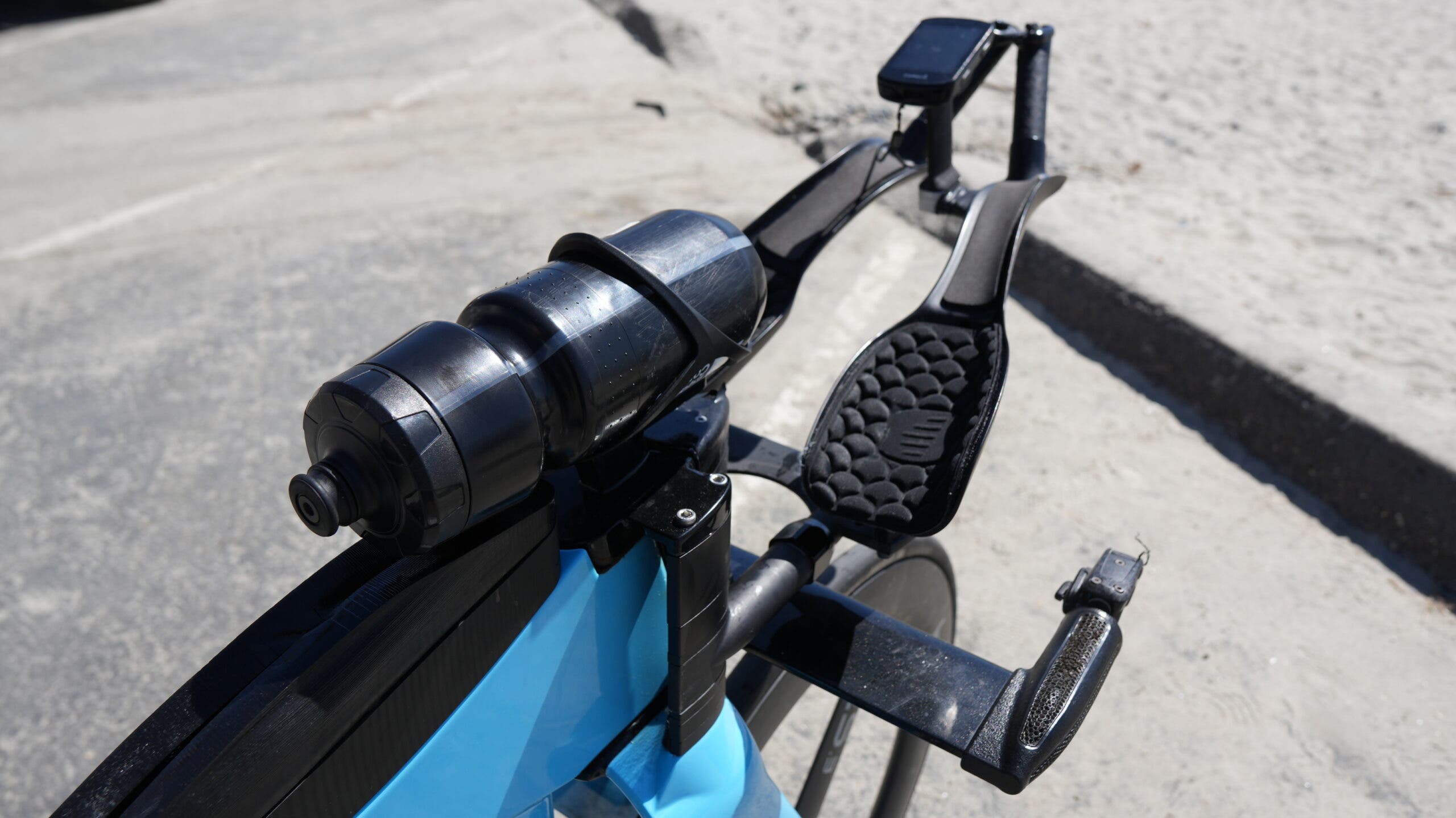 Bernier-Michaud's cockpit setup includes a Ku base bar with Fast TT aero extensions, and an internal Ku mount between the hydration mount for the arms. From this view, we also get a glimpse of its unique base bar grip and a look at the unique pivot steering box that helps create the Ku's special front aero profile.