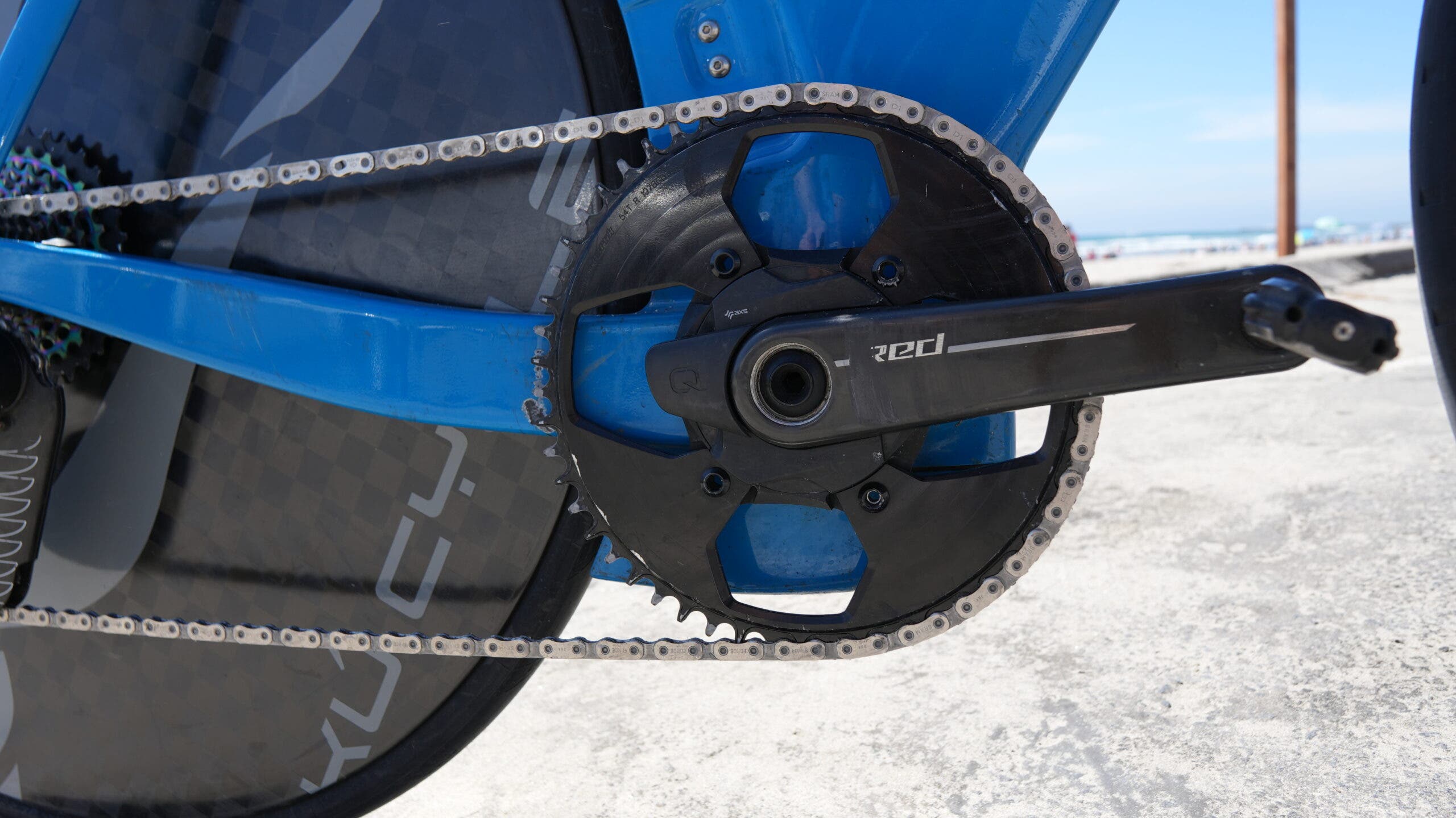 Like many other pros, Bernier Michaud chose to use a 1x drivetrain and a 165mm Sram Red crank (with built-in power metering) to convert the 54T chainring.