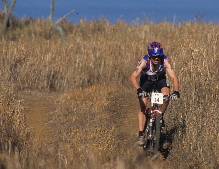 Ned Overend (USA), pictured here in 1996, off-road on a mountain bike with a rigid-fork early suspension, bridged the gap between MTB and Triathlon.