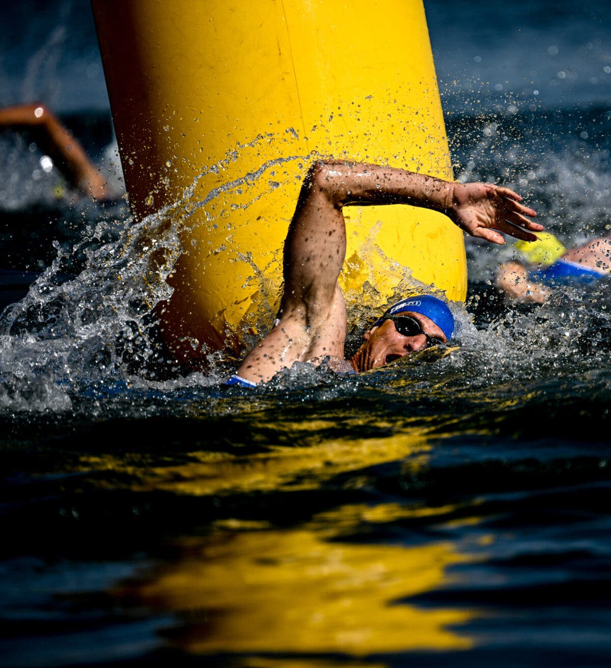 Swimming straight in open water can help swimmers race faster and more efficiently, but may require brain-training drills to master.