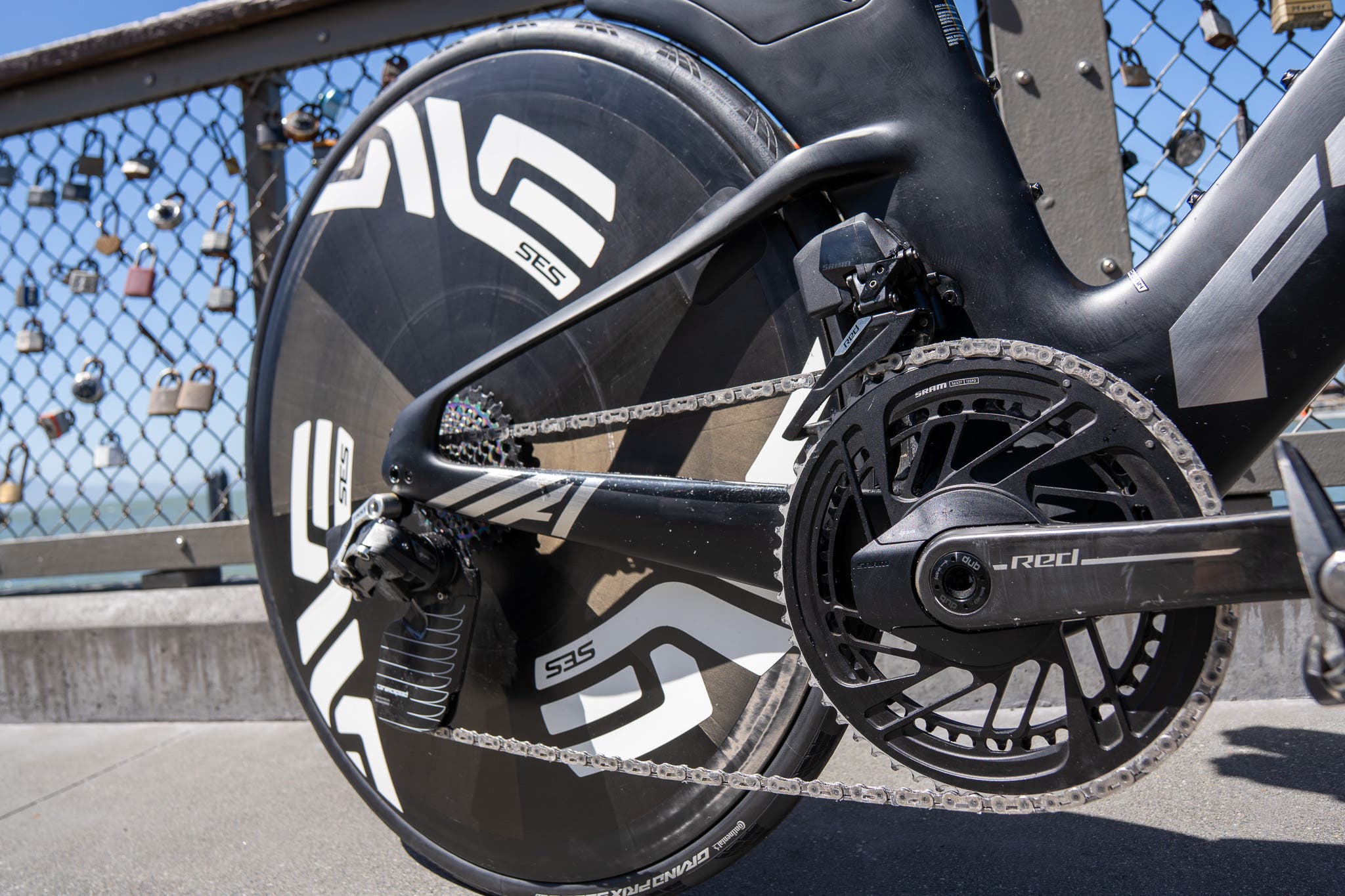 On race day, Riele runs a 56/43T chainring on a 160mm SRAM Red crank. It will also run a brand new and unreleased Enve SES disc wheel.