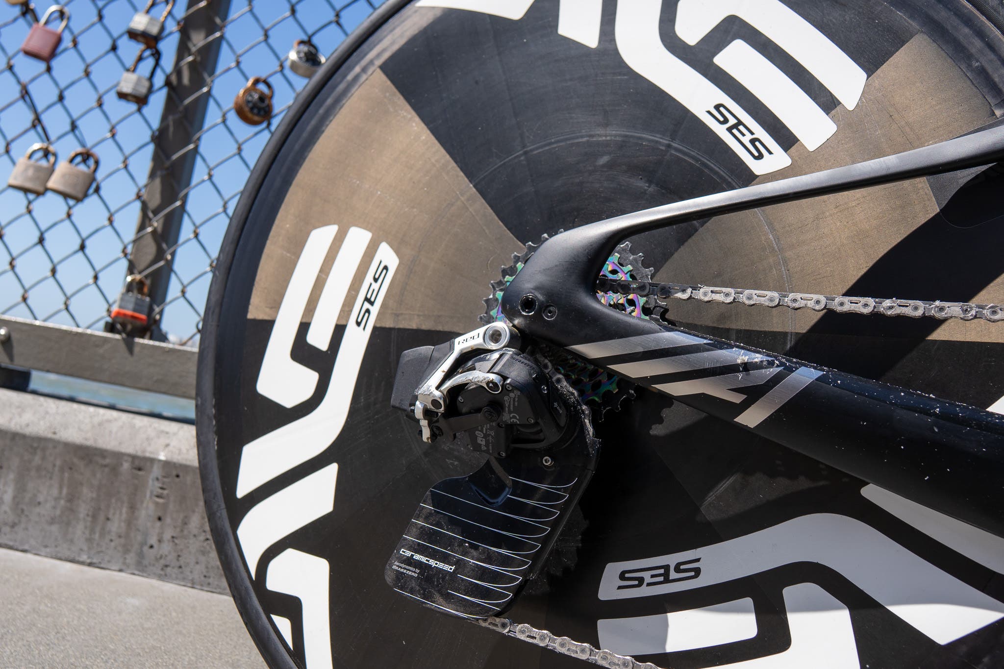 Here we take a closer look at the SRAM Red AXS 12-speed rear derailleur (post-crash) with a CeramicSpeed ​​cage.