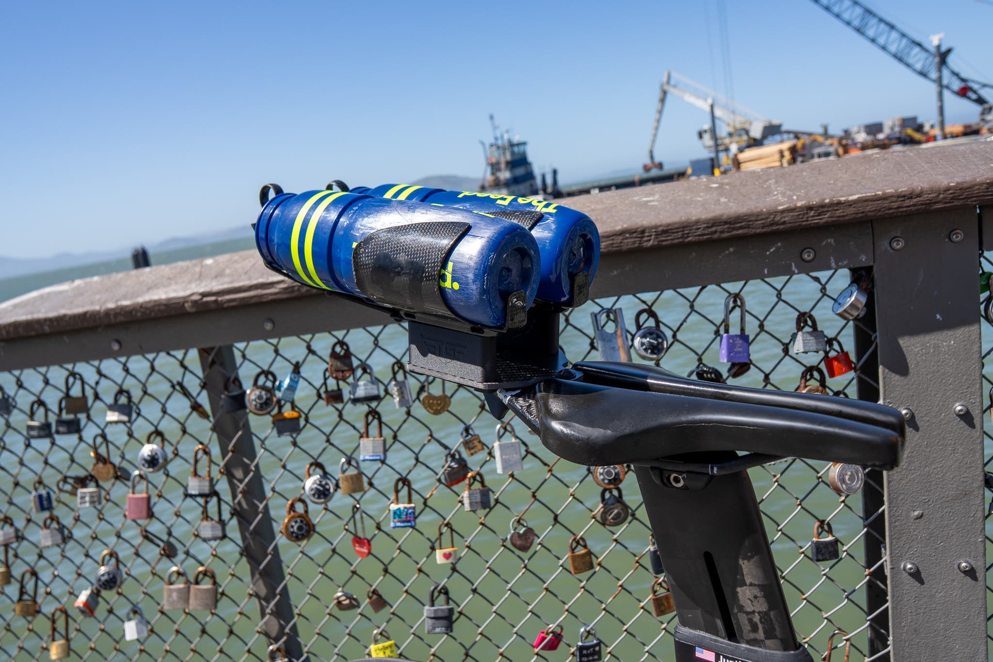 Finally, we take a look at the high and tight back moisturizing solution used by many pros. Riele installed the Sprocket side-by-side BTS rear rack on the Wove Gen2 V8 saddle.