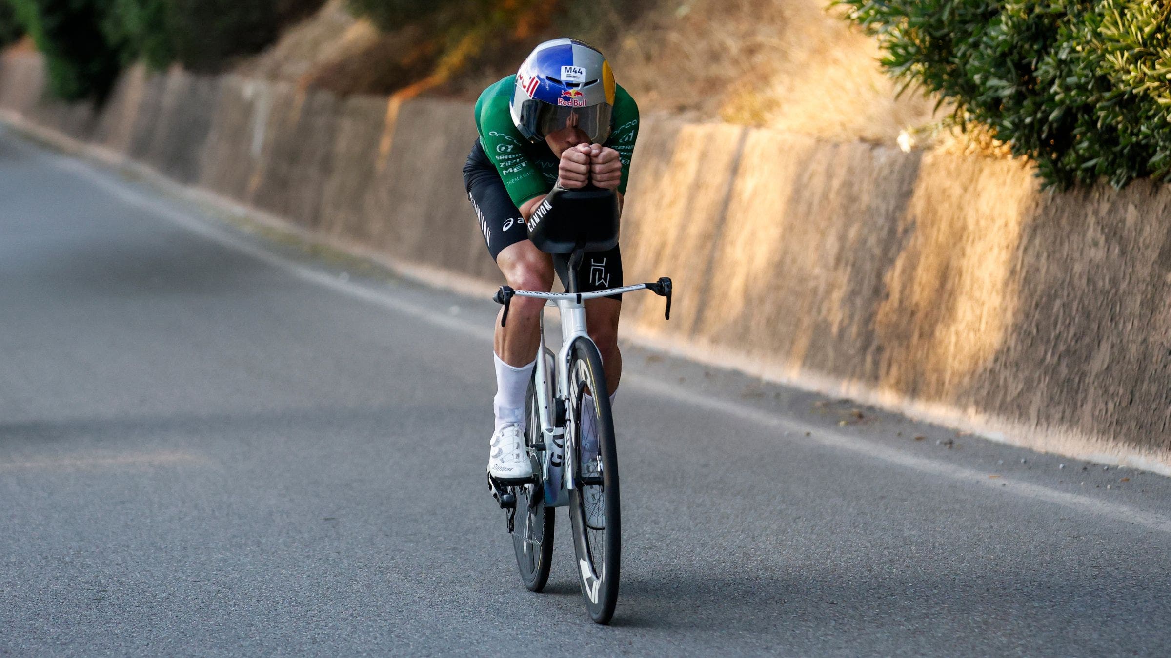 Hayden Wilde en route to a win at the 2026 Ironman 70.3 World Championship in Nice, France.